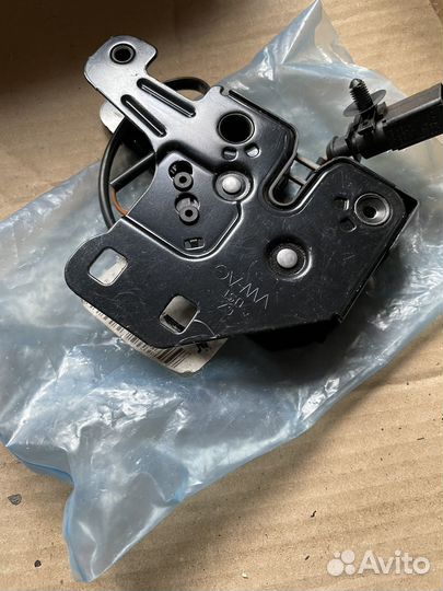 Замок капота Audi A4 B6