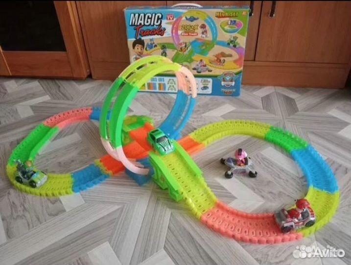 Разноцветный автотрек с машинками