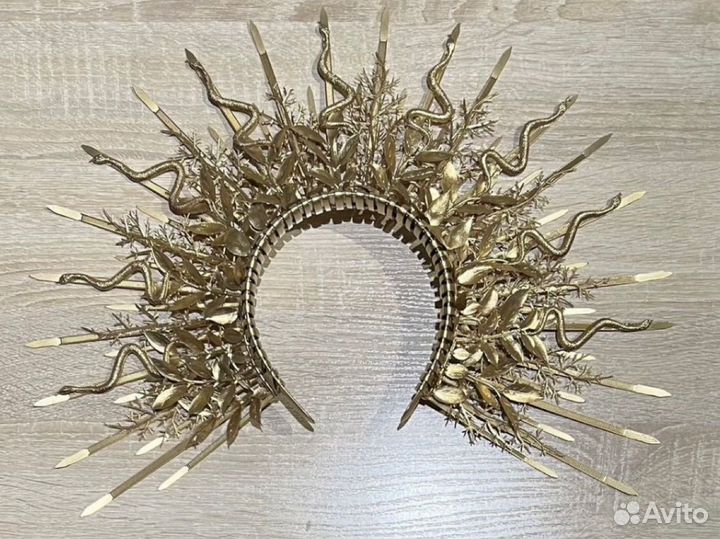 Корона со змеями