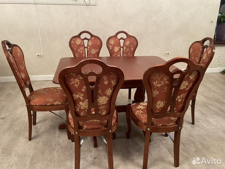 Стол без стульев