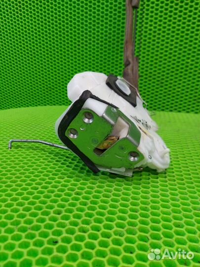 Замок двери задний левый Honda Pilot YF4 J35Z4