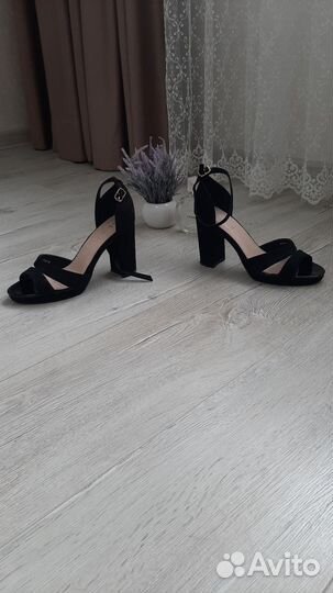 Продаю босоножки