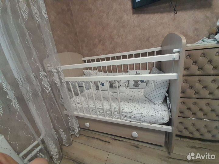 Детская кроватка с маятником и ящиком