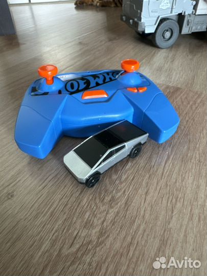 Tesla cybertruck на пульте Hot Wheels