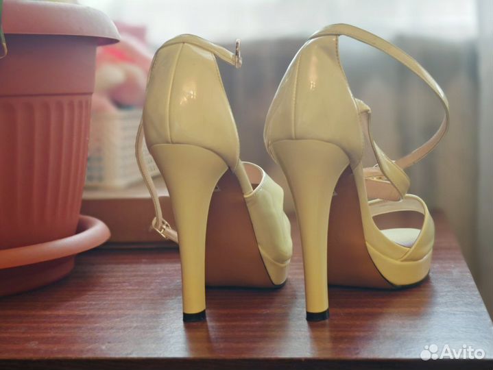 Босоножки женские на высоком каблуке с платформой