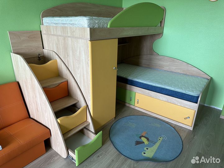 Двухъярусная кровать со шкафом и матрасами