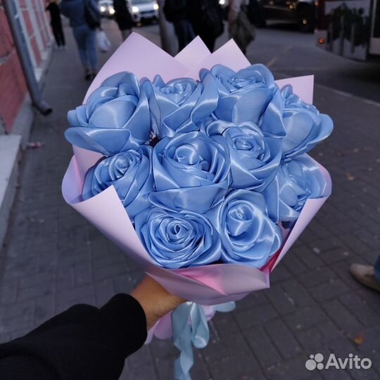 Розы из атласных лент