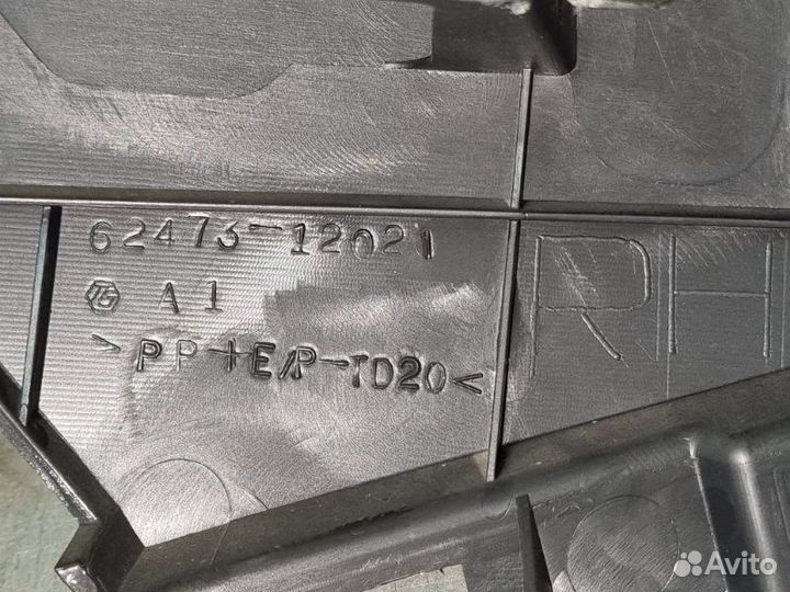 Накладка задней стойки задняя правая Toyota