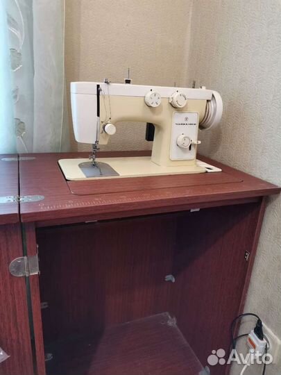 Швейная машина Чайка 142