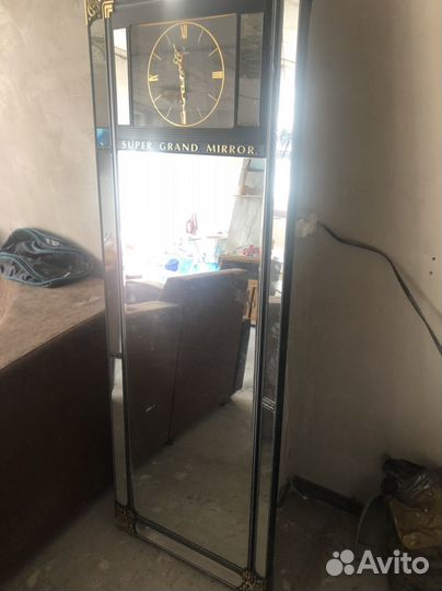 Зеркало с часами