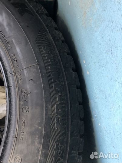 Bridgestone Blizzak Spike-02 SUV 215/65 R17