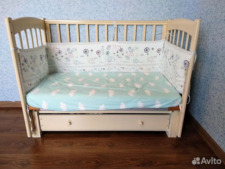 Детская кроватка с продольным маятником