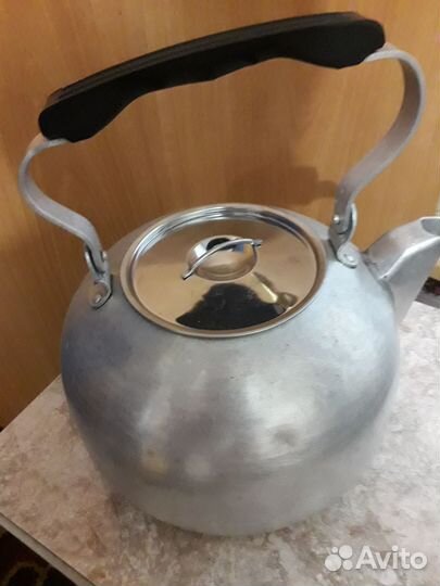 Ваза и алюминиевый чайник