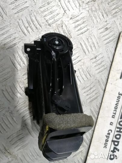 Дефлектор центральный правый Nissan Note E11