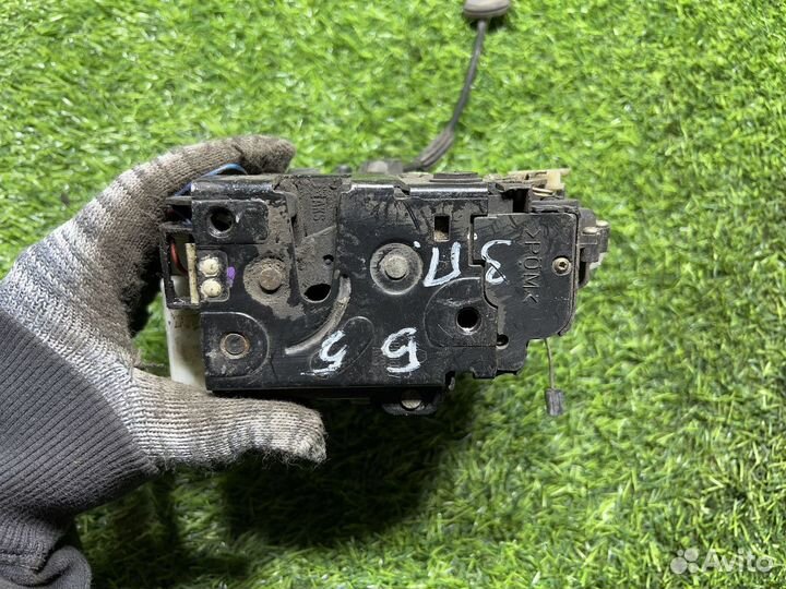 Замок двери задней правой Volkswagen Passat (B5)