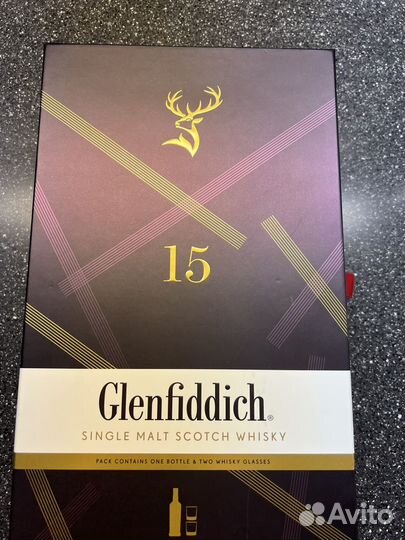 Бутылка и стаканы от элитного виски Glenfiddich