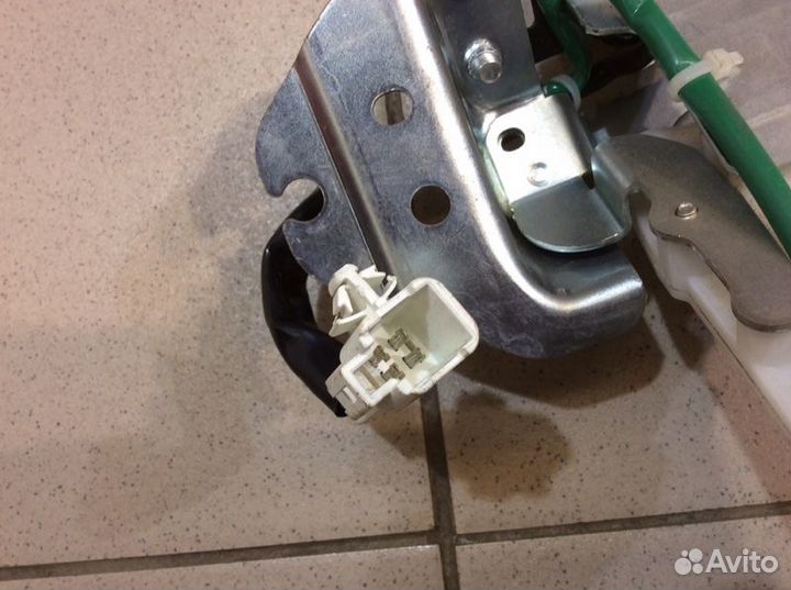 Замок багажника Toyota Highlander II 2007-2013