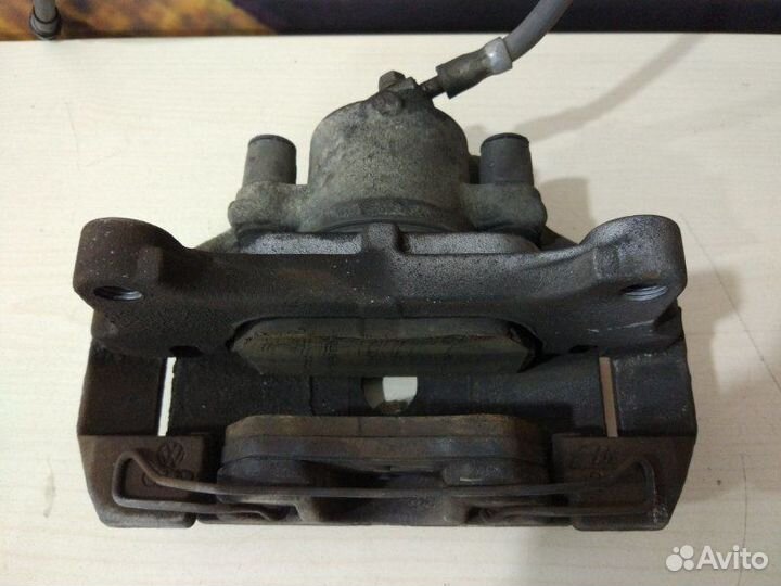 Суппорт передний правый Volkswagen Passat Variant