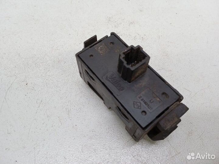 Кнопка аварийной сигнализации Renault Logan 2 1.6