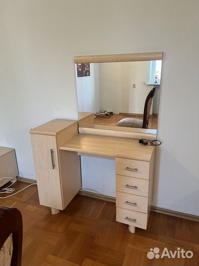 Туалетный столик с зеркалом
