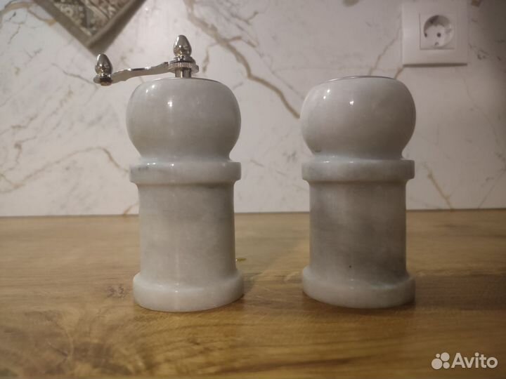 Солонка к и перечница с мельницей белый мрамор