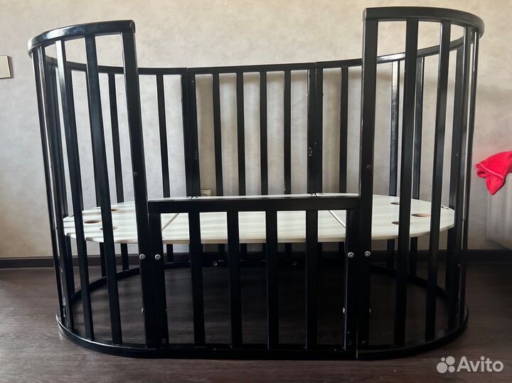 Детская кроватка с универсальным маятником