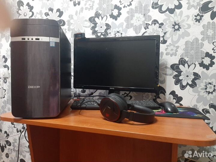 Игровой компьютер с монитором и клавиатурой