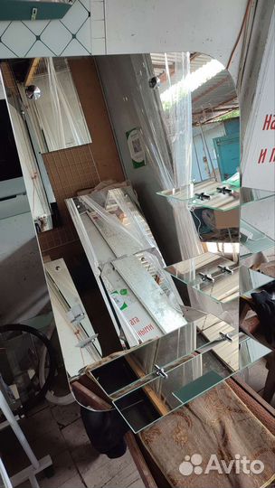 Зеркало в ванную с полочкой