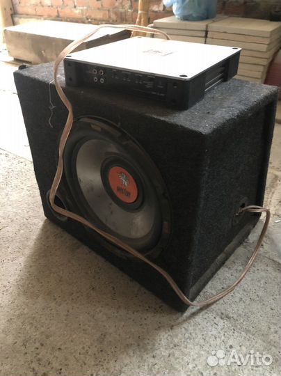 Сабвуфер и усилитель в автомобиль