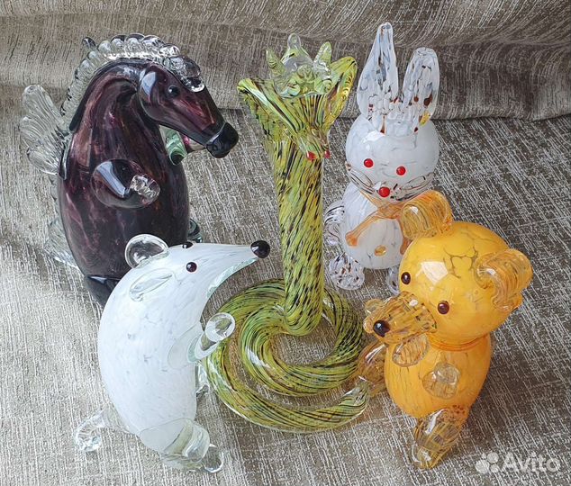 Фигурки из цветного стекла