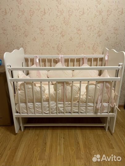 Детская кроватка с маятником