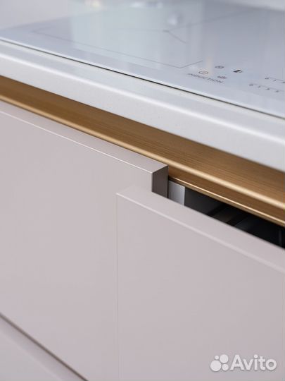 Кухня на заказ под потолок