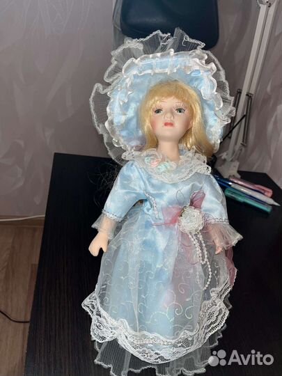 Кукла фарфоровая
