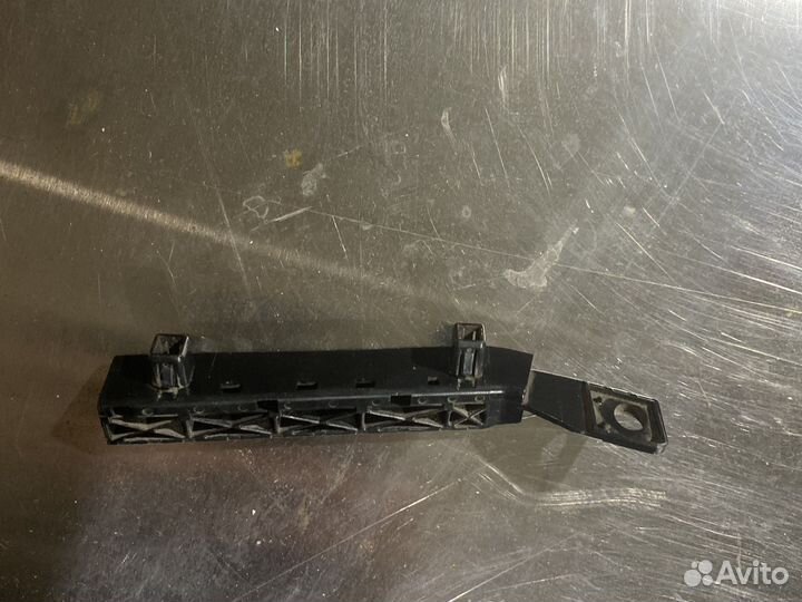 Кронштейн бампера крыла Nissan Tida C11 передний R