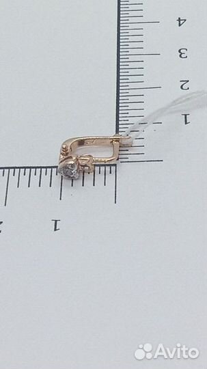 Золотые серьги с камнем