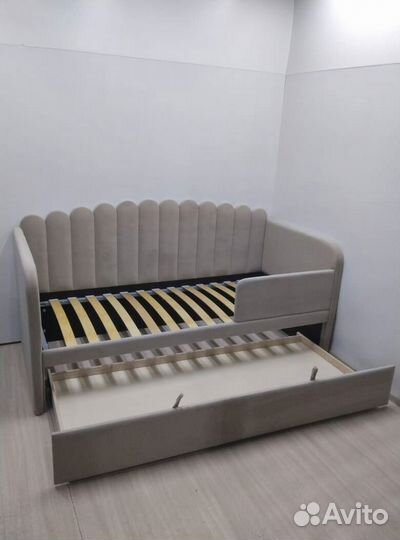 Детская кровать с бортиками