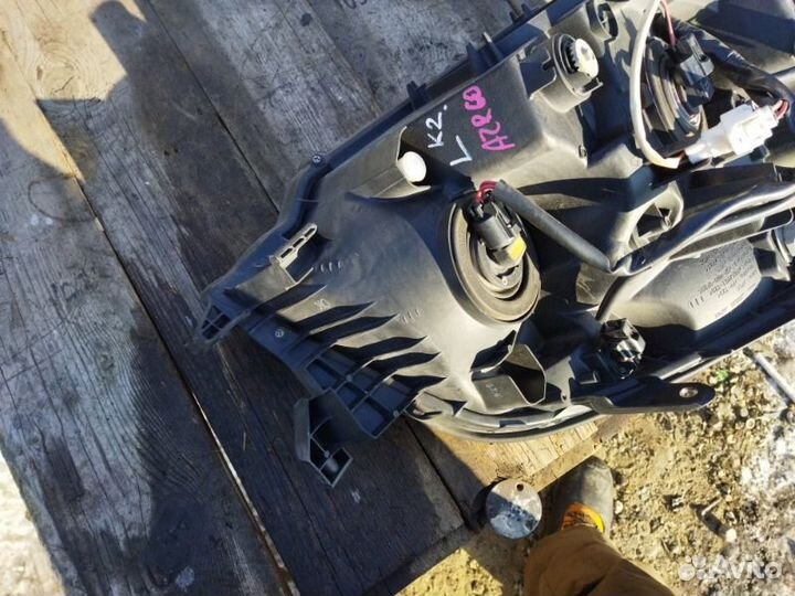 Фара передняя левая Toyota Noah AZR60