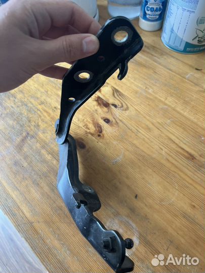 Левая петля капота Ssang Yong Kyron DJ