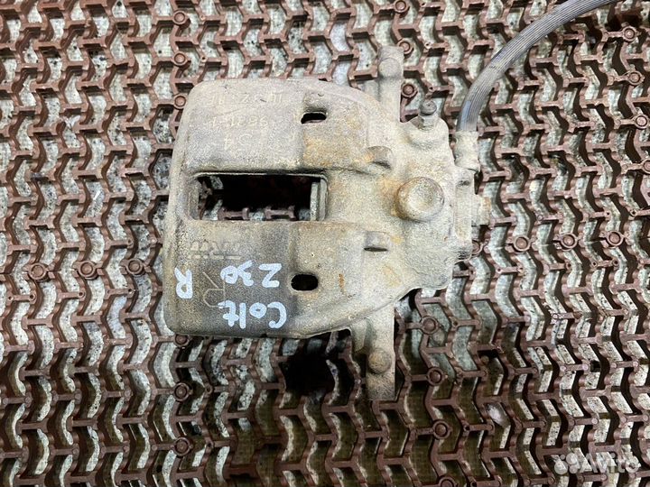 Суппорт передний правый Кольт 6 Mitsubishi Colt