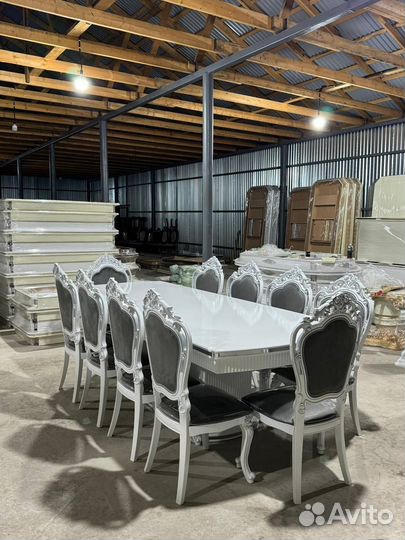 Кухонный стол и стулья