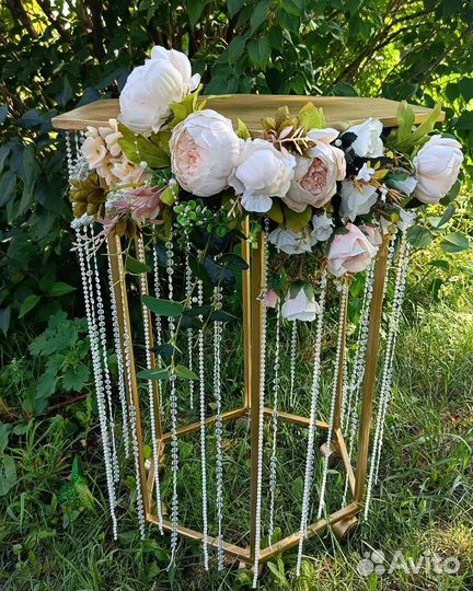 Казна для денегпрозрачная, стол для торта