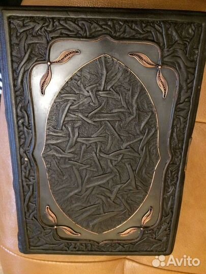 Библия в кожаном переплёте (Ветхий и Новый завет)