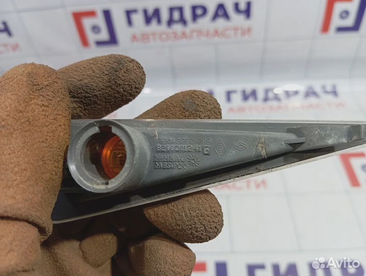 Повторитель на крыло левый Renault Megane 2 8200633416
