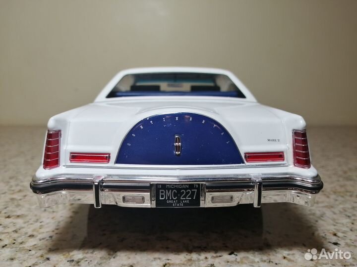 1/18 1977 Lincoln Continental Mark V бело-синий