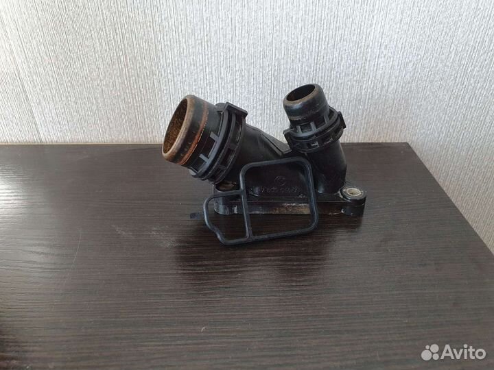 Патрубок системы охлаждения на N57 BMW