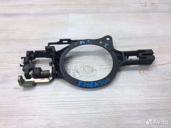 Кронштейн ручки передний правый Mitsubishi Lancer