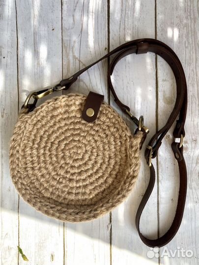 Сумка летняя круглая из джута с кожаным ремнем