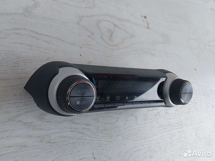 Toyota Rav4 XA50 Блок управления климатом