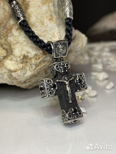 Крест из дерева с шнурком