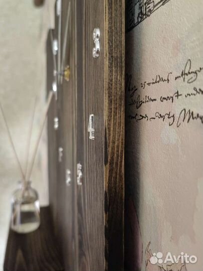 Ключница настенная деревянная с часами и полкой